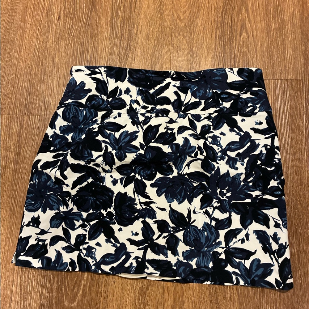 Blue and white skirt 
Size xl
Brand SC &company
2 pockets in front